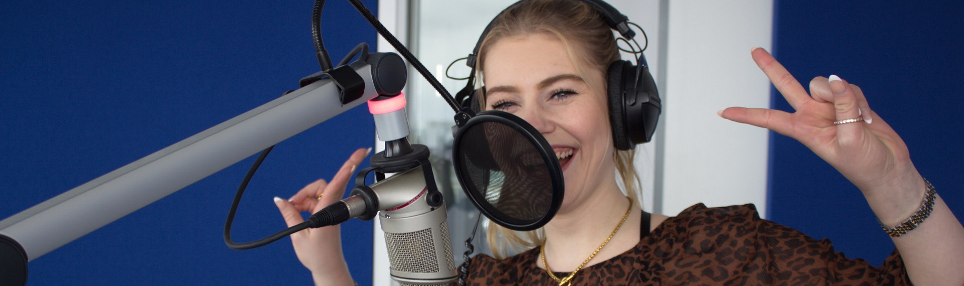 junge Frau im Radiostudio