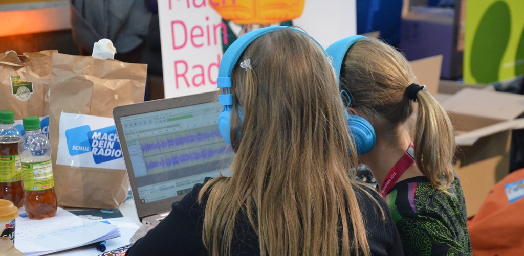 Schulradiotag 2018 - Kinder mit Kopfhörern vor Laptop