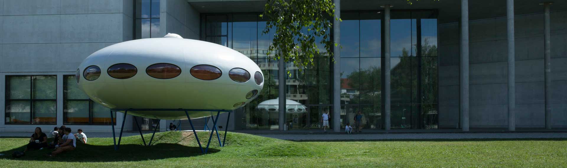 Futuro Ufo vor der Pinakothek der Moderne in München