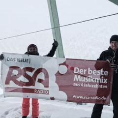 Männer im Schnee mit RSA-Plakat - BLM-Hörfunkpreis 2017