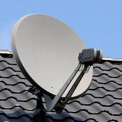 Satellitenschüssel auf Dach