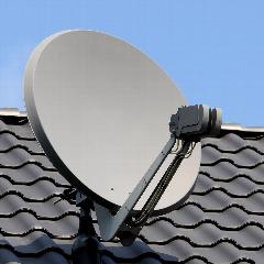 Satellitenschüssel auf Dach