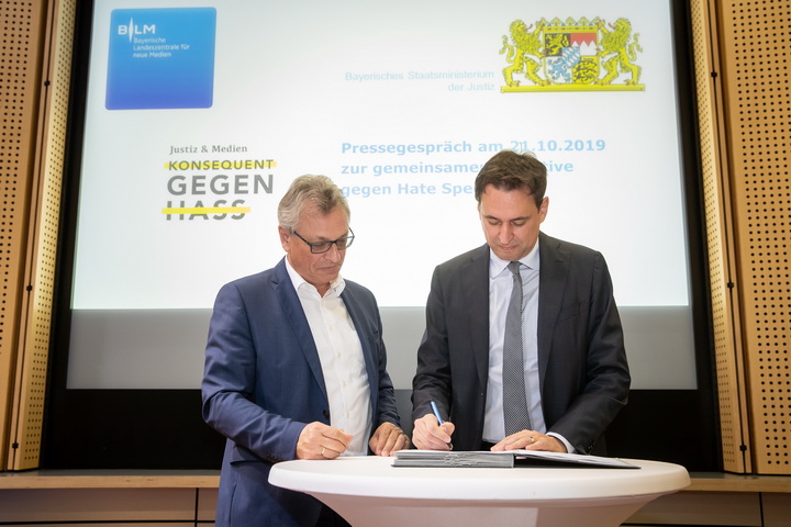 Siegfried Schneider und Georg Eisenreich unterzeichnen den Vertrag Siegfried Schneider und Georg Eisenreich unterzeichnen den Vertrag