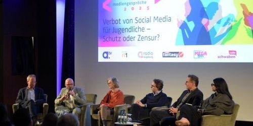 Podiumsrunde mit Teilnehmern bei den AMG 2025