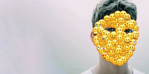 Visual zur Tendenz 1/26 - menschliches Gesicht mit Social-Media-Emotiis