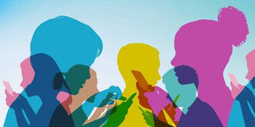 Junge Menschen schauen auf Handy - Visual zu den Augsburger Mediengesprächen 2025