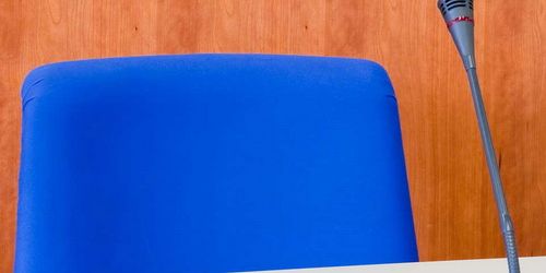 Micro vor Sitzungsstuhl - Medienrat der BLM 