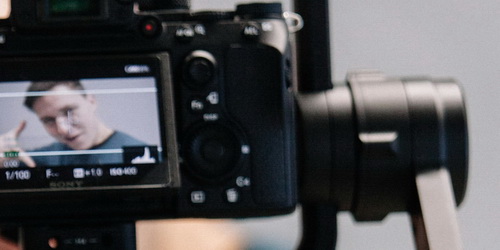 Mann hinter Videokamera, Visual zum Online-Video-Monitor