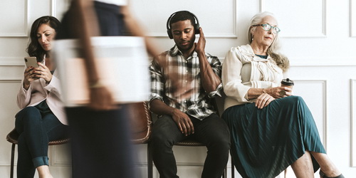 Online-Audio-Monitor 2025 - Menschen in einem Wartebereich nutzen Medien
