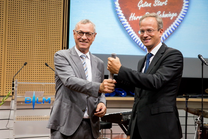 Siegfried Schneider und Dr. Thorsten Schmiege bei der Stabübergabe Siegfried Schneider und Dr. Thorsten Schmiege bei der Stabübergabe