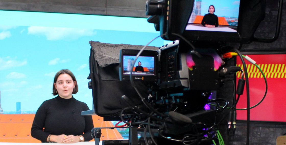 Frau vor Kamera im Studio