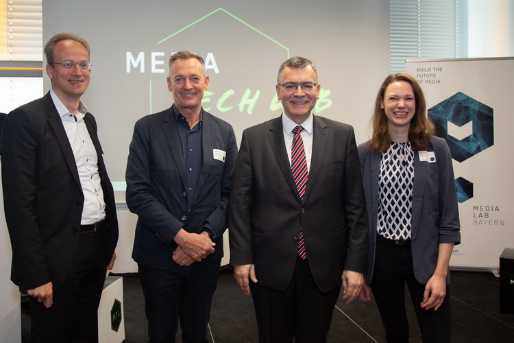 Gaben heute den Startschuss für das neue Media Tech Lab: BLM-Präsident Dr. Thorsten Schmiege, Geschäftsführer Medien.Bayern Stefan Sutor, Staatsminister Florian Herrmann, Media-Lab-Geschäftsführerin Lina Timm (v. l.) Fotocredit: Cindy Ngo, Media Lab Bayer Gaben heute den Startschuss für das neue Media Tech Lab: BLM-Präsident Dr. Thorsten Schmiege, Geschäftsführer Medien.Bayern Stefan Sutor, Staatsminister Florian Herrmann, Media-Lab-Geschäftsführerin Lina Timm (v. l.) Fotocredit: Cindy Ngo, Media Lab Bayer