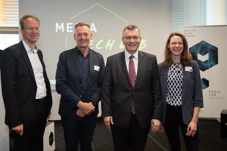 Gaben heute den Startschuss für das neue Media Tech Lab: BLM-Präsident Dr. Thorsten Schmiege, Geschäftsführer Medien.Bayern Stefan Sutor, Staatsminister Florian Herrmann, Media-Lab-Geschäftsführerin Lina Timm (v. l.) Fotocredit: Cindy Ngo, Media Lab Bayer