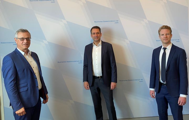 BLM-Präsident Siegfried Schneider, Bayerns Justizminister Georg Eisenreich und der Hate-Speech-Beauftragte Klaus-Dieter Hartleb im Bayerischen Justizministerium BLM-Präsident Siegfried Schneider, Bayerns Justizminister Georg Eisenreich und der Hate-Speech-Beauftragte Klaus-Dieter Hartleb im Bayerischen Justizministerium