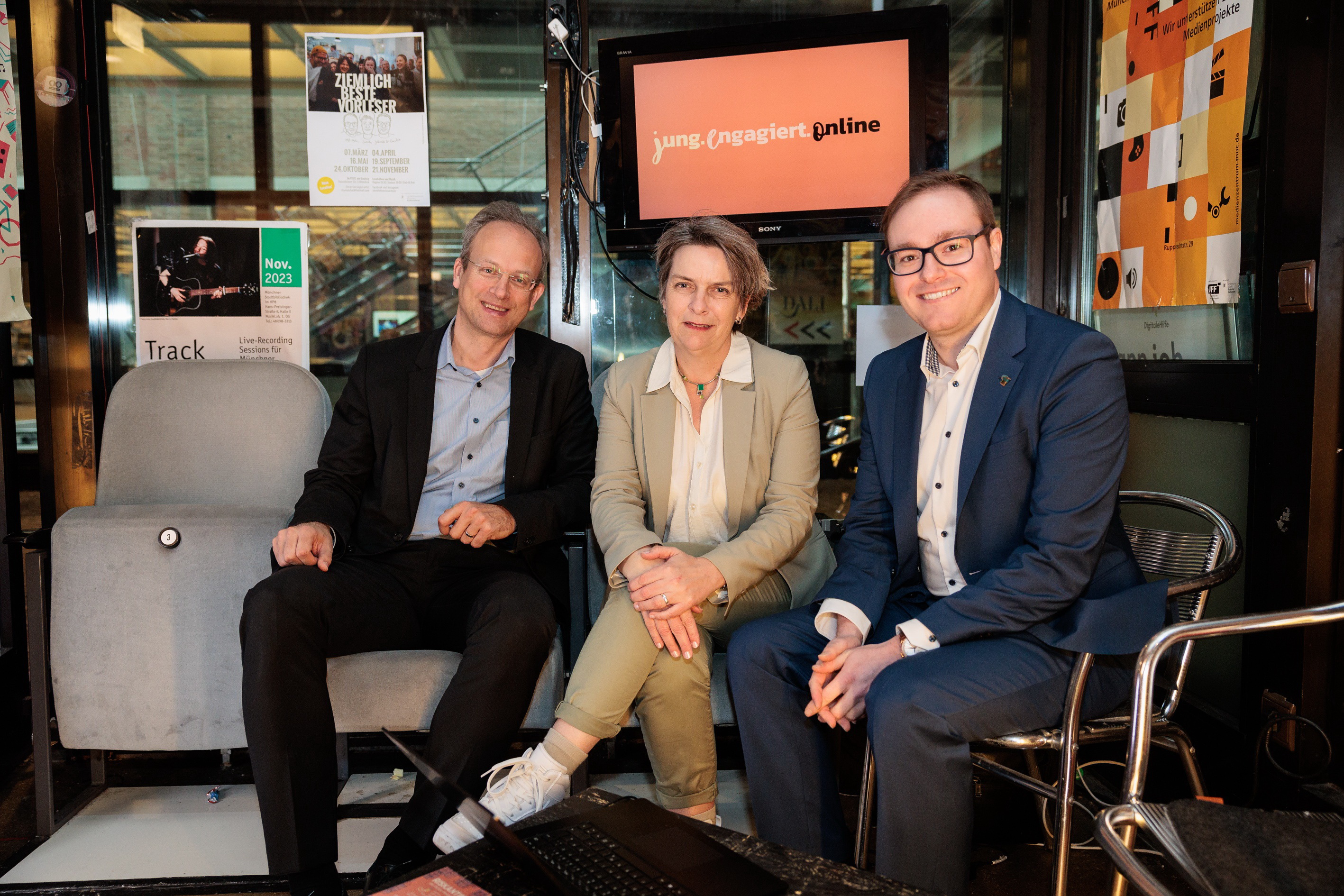 BLM-Präsident Dr. Thorsten Schmiege (v.l.) JFF-Direktorin Kathrin Demmler und BJR-Präsident Philipp Seitz sind gespannt, wie sich das Projekt "jung.engagiert.online" entwickelt. Foto: Stefan Heigl/BLM 