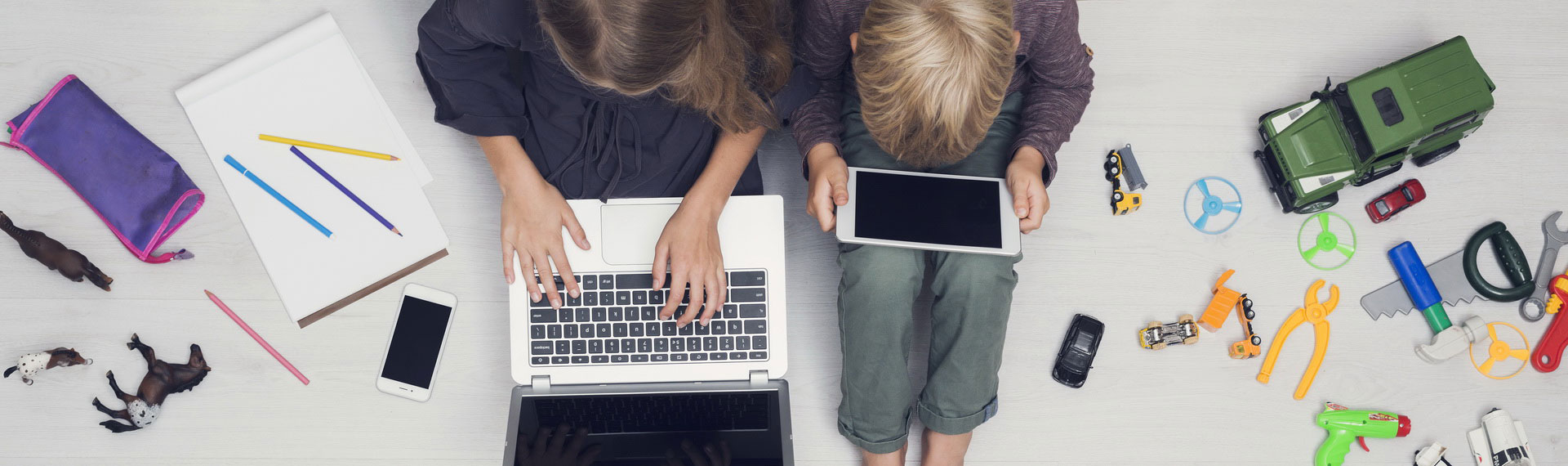 Kids mit Laptop auf Boden 