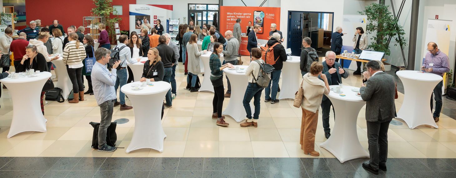 Menschen im Foyer der BLM - Veranstaltung Forum Medienpädagogik in der BLM