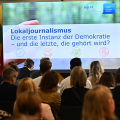 Menschen vor einem Podium 