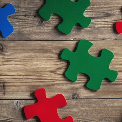 Puzzelteile auf Tisch