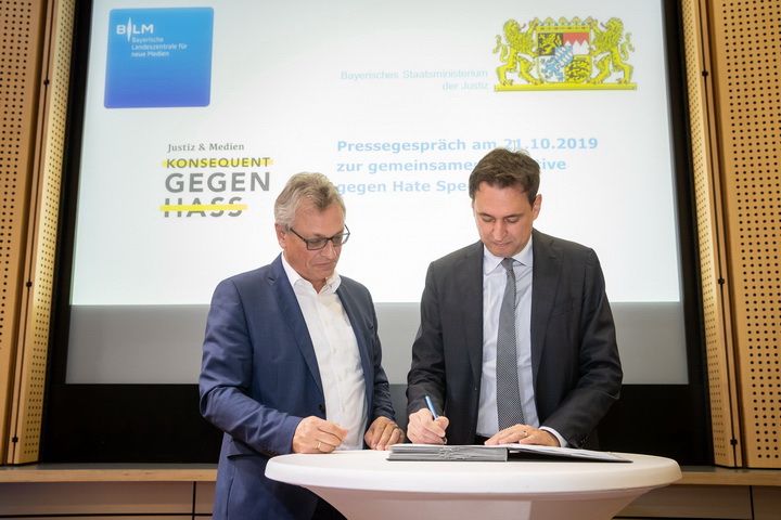 Siegfried Schneider und Georg Eisenreich unterzeichnen den Vertrag Siegfried Schneider und Georg Eisenreich unterzeichnen den Vertrag