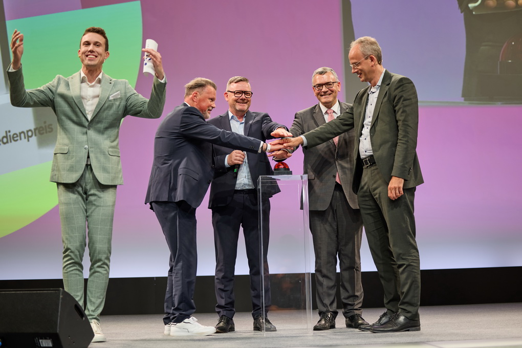 Dr. Thorsten Schmiege und Medienminister Dr. Florian Herrmann drücken mit Christoph Rolf und Thomas Eckl (v.r.) den Startknopf für die bayerische Medienplattform WOTSCH, links Moderator Elian Preuhs. Dr. Thorsten Schmiege und Medienminister Dr. Florian Herrmann drücken mit Christoph Rolf und Thomas Eckl (v.r.) den Startknopf für die bayerische Medienplattform WOTSCH, links Moderator Elian Preuhs.