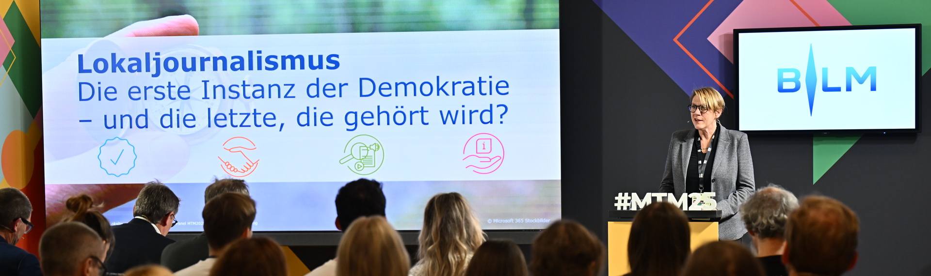 Publikum sitzt vor Podium - Vorstellung der BLM-Studie Lokaljournalismus und Demokratie