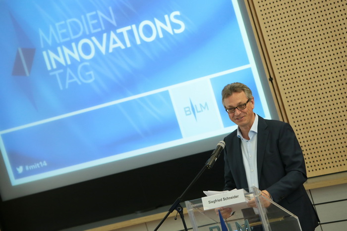 Siegfried Schneider vor Präsentationswand Siegfried Schneider vor Präsentationswand