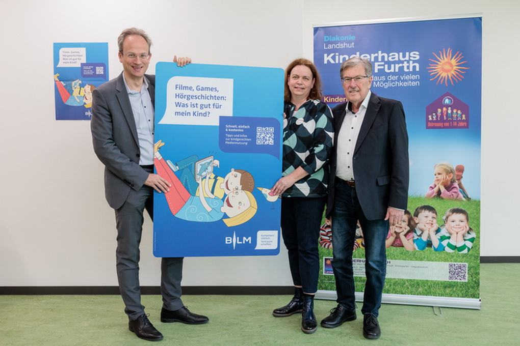 BLM-Präsident Dr. Thorsten Schmiege, Kindergartenleiterin Christina Rippert und BLM-Medienrat Toni Lenhart BLM-Präsident Dr. Thorsten Schmiege, Kindergartenleiterin Christina Rippert und BLM-Medienrat Toni Lenhart