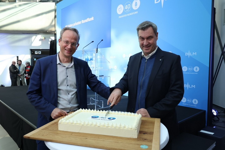 Präsident Dr. Thorsten Schmiege und Ministerpräsident Dr. Markus Söder (v.l.) schneiden die Geburtstagstorte an
