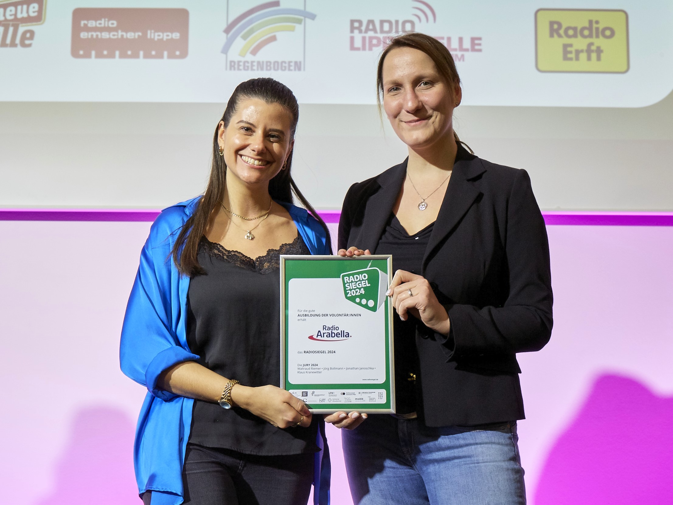Volontärin Naomi Kaupp und Jungredakteurin Anne Schauer