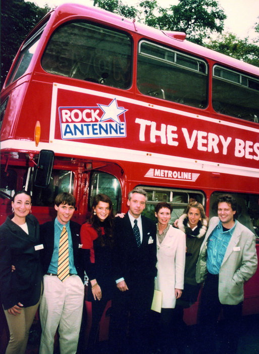 Moderatoren und Geschäftsführer vor Rock Antenne Bus Moderatoren und Geschäftsführer vor Rock Antenne Bus
