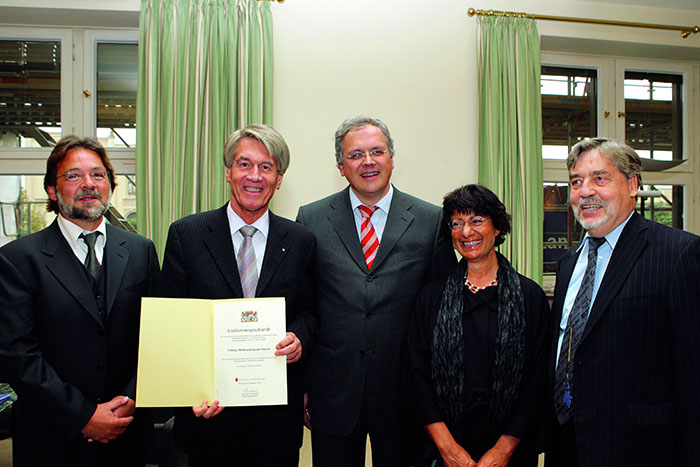 Foto Prof. Ring hält Stiftungsurkunde Foto Prof. Ring hält Stiftungsurkunde