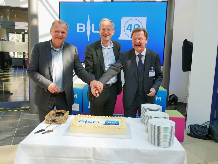 v.l.: Roland Richter, Vorsitzender des Verwaltungsrats, BLM-Präsident Dr. Thorsten Schmiege und Medienratsvorsitzender Walter Keilbart