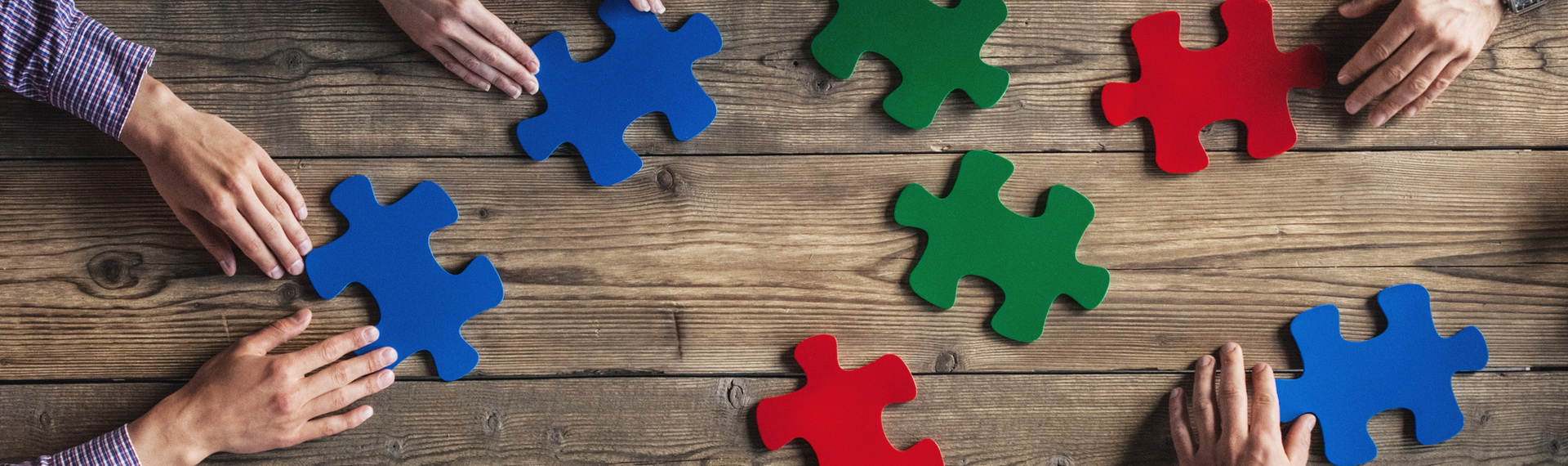 Puzzelteile auf Tisch