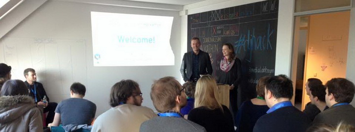 Stefan Sutor von der BLM und Media-Lab-Leiterin Lina Timm begrüßen die Hackathon-Teilnehmer Stefan Sutor von der BLM und Media-Lab-Leiterin Lina Timm begrüßen die Hackathon-Teilnehmer