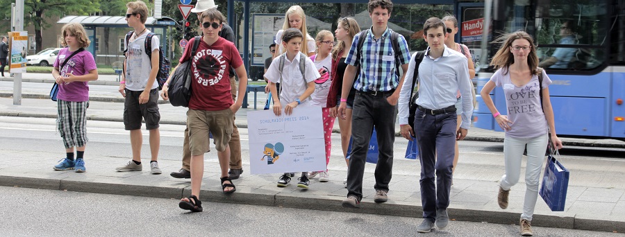 Schüler beim Überqueren einer Straße