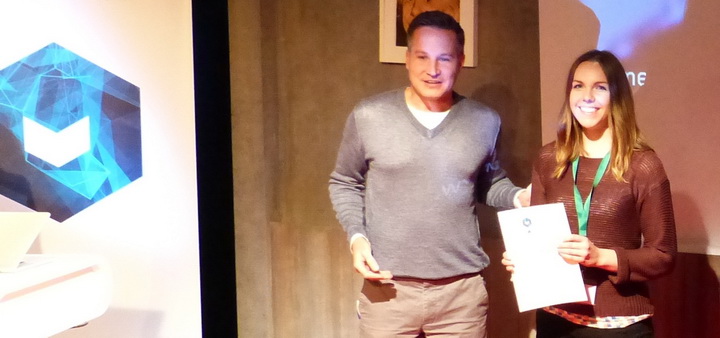 Richard Gutjahr übergibt Urkunde