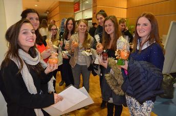 Muffins werden den Schülern gereicht