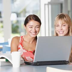 Zwei Mädchen vor Laptop
