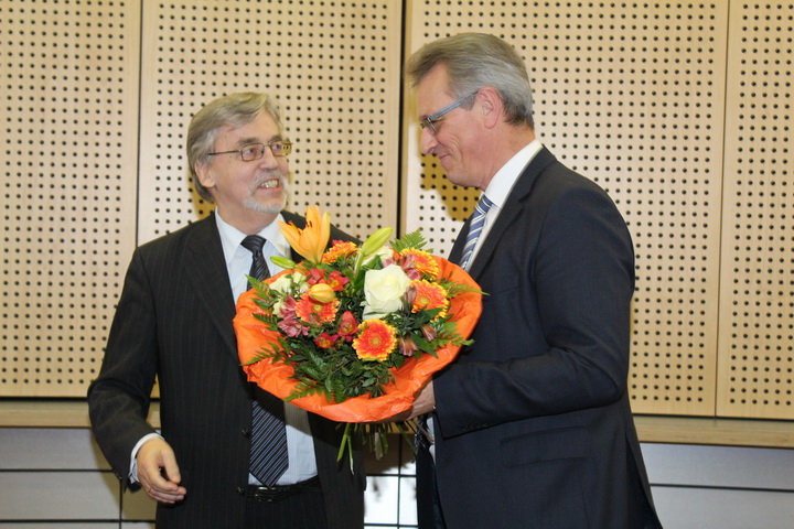 Wiederwahl Siegfried Schneider (v.li. Dr. Jooß, Vorsitzender des Medienrats; Siegfried Schneider, BLM-Präsident) Wiederwahl Siegfried Schneider (v.li. Dr. Jooß, Vorsitzender des Medienrats; Siegfried Schneider, BLM-Präsident)
