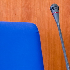 Stuhl mit Micro im Vordergrund, Sitzungssaal der BLM