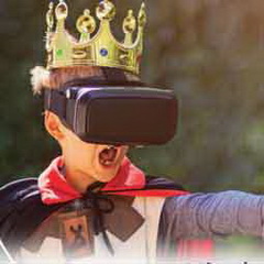 Kind in Spielsituation mit VR-Brille - Interdisziplinäre Fachtagung der BLM