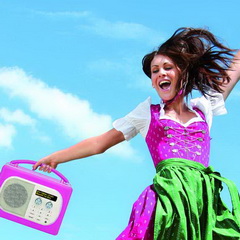 Frau mit Radio