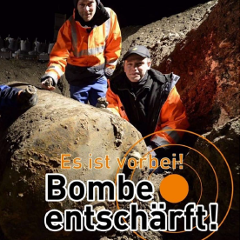 Männer beim Entschärfen der Bombe 