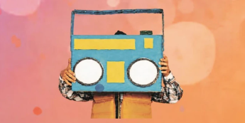 Person hält Transistorradio