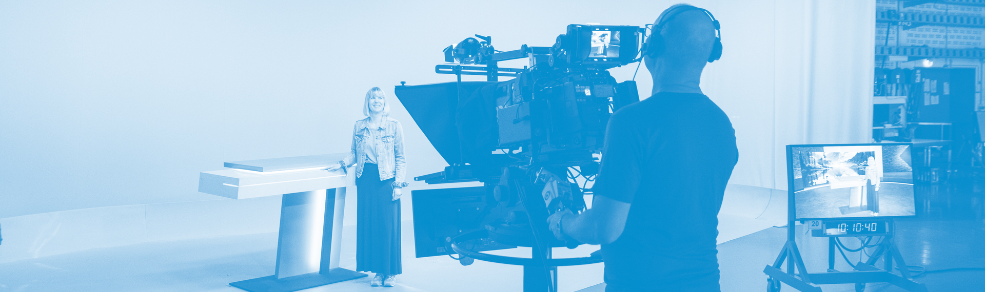 Moderatorin vor Kamera - Visual zum Nachhaltigkeitspreis der BLM 